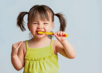 KANAK-KANAK perlu dididik tentang kepentingan menjaga kebersihan gigi supaya dapat menjamin kelestarian dalam kaedah memberus gigi secara berterusan. – GAMBAR HIASAN
