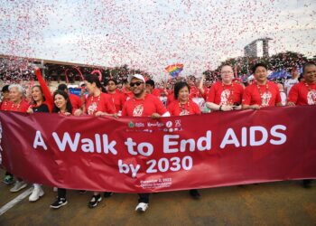 MENURUNKAN had usia ujian HIV dari 18 kepada 16 tahun di Malaysia adalah langkah yang wajar kerana ia memberi ruang kepada pengesanan dan rawatan awal. –  AFP