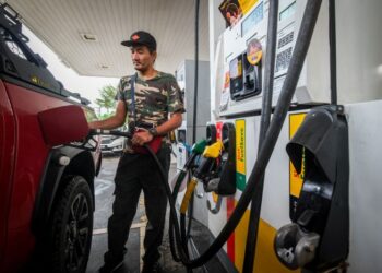 KERAJAAN perlu mempertimbangkan untuk mengikuti jejak langkah Vietnam dalam usaha menurunkan harga minyak petrol bagi meringankan beban rakyat.