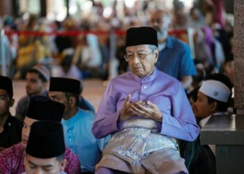 TIADA masalah untuk mengkritik Dr. Mahathir Mohamad, tetapi biarlah adil kepada sejarah dan  diri sendiri.