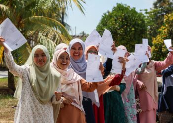 MENGHEBOHKAN keputusan Sijil Pelajaran Malaysia (SPM)  secara berlebih-lebihan menjadikan peperiksaan ini seolah pertandingan antara individu, sekolah, daerah dan negeri. – GAMBAR HIASAN