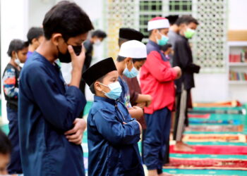 SEMANGAT untuk bangkit Subuh dan turun solat berjemaah perlu diusahakan secara tersusun supaya kempen tersebut dapat mendidik anak-anak kecil agar sentiasa melazimi Subuh secara berjemaah. - UTUSAN