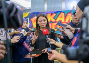 HANNAH Yeoh ketika ditemui pemberita selepas Majlis Penyerahan Dana dan Town Hall Sekretariat Rakan Muda Institusi Pendidikan Tinggi (SRM IPT) di Dewan Podium, Menara KBS, Putrajaya semalam.