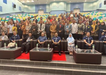 PEMBENTANG kertas kerja dari Indonesia bergambar bersama Naib Canselor Universiti Utara Malaysia 
(UUM), Datuk Dr. Mohd Fo’ad Sakdan (depan, empat dari kiri) , bersempena perasmian Persidangan 
Antarabangsa Politik Malaysia-Indonesia di Universiti Utara Malaysia (UUM) pada 17 Julai lalu.