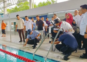 ONN HAFIZ Ghazi memeriksa keadaan kolam renang di Pusat Akuatik MBJB Arena, Larkin susulan kejadian 19 pelajar mengalami masalah kesihatan disyaki akibat tercemar dengan bakteria E-Coli, baru-baru ini.