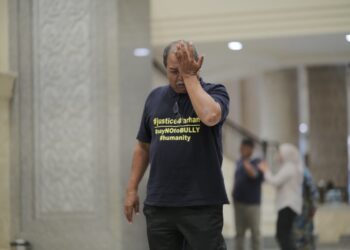 ZULKARNAIN Idros (bapa Zulfarhan Osman) menangis sejurus selepas Mahkamah Rayuan Putrajaya mengumumkan keputusan rayuan berkaitan kes kematian anaknya. UTUSAN/FAIZ ALIF AHMAD ZUBIR