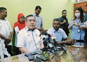 ANTHONY Loke Siew Fook ketika ditemui pemberita selepas merasmikan program TVET Permotoran @ SMK Mantin di Seremban hari ini.