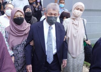 AHMAD Ramli Mohd. Nor hadir di Mahkamah Sesyen Kuala Lumpur bagi menghadapi pertuduhan pecah amanah melibatkan projek pembinaan kapal tempur pesisir pantai (LCS) pada 16 Ogos 2022. - UTUSAN/FAUZI BAHARUDIN