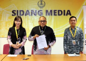 MOHAMMAD Zahir Abdul Khalid (tengah) bersama Timbalan Speaker DUN Perak, Jenny Choy Tsi Jen dan Setiausaha Dewan Negeri Perak, Abdul Majid Abdul Rahim (kanan) dalam sidang media di Ipoh. - UTUSAN