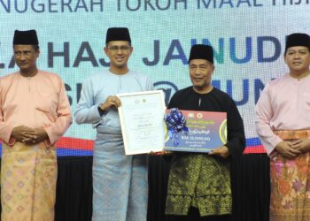 Mohd Fared Mohd Khalid menyampaikan Anugerah Tokoh Maal Hijrah kepada Jainudin Mt Sum @ Munajat sempena Majlis Sambutan Maal Hijrah Peringkat Negeri Johor di Dewan Jubli Intan, Johor Bahru disini. UTUSAN/RAJA JAAFAR ALI