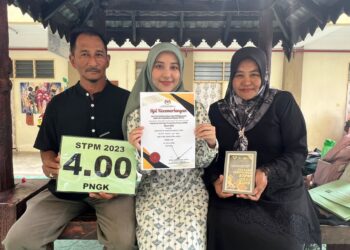NUR Syiefa Ummairah Zaidi (tengah) bersama ibu dan bapanya selepas meraih keputusan cemerlang PNGK 4.00 dalam peperiksaan STPM 2023 yang diumumkan di SMK Syed Sirajuddin, Arau, Perlis, semalam.-UTUSAN/ASYRAF MUHAMMAD