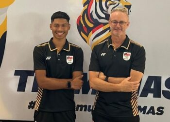 MUHAMMAD Azeem Fahmi (kiri) bersama pengarah teknikal KOM, Robert Ballard sebelum berlepas ke Paris di Lapangan Terbang Antarabangsa Kuala Lumpur (KLIA), kelmarin. - IHSAN MSN