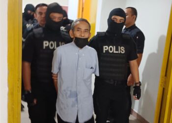ABDULLAH DAUD didakwa menyokong dan memiliki bahan berkaitan kumpulan penganas Islamic State (IS) dan Daesh di Mahkamah Sesyen Johor Bahru, hari ini. - Foto BAZLAN IBRAHIM