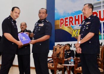 MUHAMMAD Abdul Halim (dua dari kanan) menyerahkan sijil kepada salah seorang anggota sewaktu Perhimpunan Bulanan Ibu Pejabat Polis Kontinjen (IPK) Perlis, hari ini.  - UTUSAN/ASYRAF MUHAMMAD