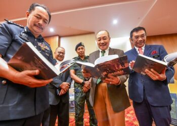 HAJIJI Noor (tengah) bersama Pesuruhjaya Polis Sabah, Datuk Jauteh Dikun (kiri) meneliti buku berkaitan Op Daulat Tanduo di Menara Kinabalu, hari ini.