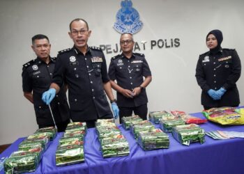 AZMAN Shari'at (dua kiri) menunjukkan antara barang rampasan dadah jenis Methamphetamine pada sidang akhbar di Ibu Pejabat Polis KLIA, Sepang di Putrajaya. - UTUSAN/FAISOL MUSTAFA