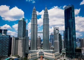 PERTUMBUHAN keluaran dalam negara kasar (KDNK) Malaysia yang memberangsangkan dapat membantu negara kembali jadi kuasa ekonomi serantau. - GAMBAR HIASAN