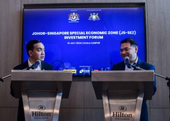 MENTERI Ekonomi, Rafizi Ramli bersama Menteri Besar Johor, Datuk Onn Hafiz Ghazi pada Sidang akhbar Forum Pelaburan Zon Ekonomi Khas Johor-Singapura (JS-SEZ) di Kuala Lumpur, semalam. UTUSAN/ M FIRDAUS M JOHARI