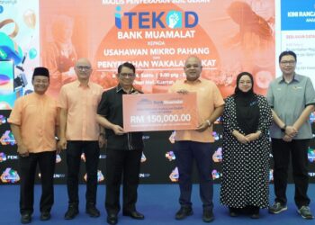 Pengasas KMF Network, Prof. Dr. Mohd Khairi A. Majid menyerahkan cek cura wakalah zakat bernilai RM150,000 kepada Presiden dan Ketua Pegawai Eksekutif Bank Muamalat, Khairul Kamarudin sambil disaksikan Pengarah Rangkuman Kewangan, Bank Negara Malaysia, Nor Rafidz Nadzri.