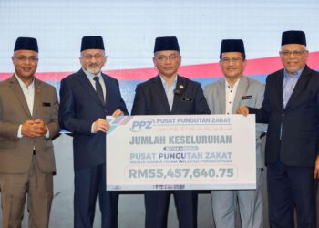 Menteri di Jabatan Perdana Menteri (Hal Ehwal Agama), Datuk Dr. Mohd Na’im Mokhtar (tengah), menunjukkan replika cek jumlah pungutan zakat korporat pada Majlis Penyerahan Zakat Korporat 2024, di Kuala Lumpur semalam. - UTUSAN/SHIDDIEQIIN ZON