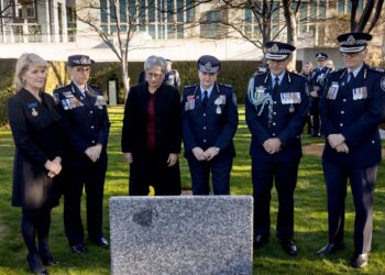 MENTERI Hal Ehwal Luar Australia, Penny Wong (tiga dari kiri) dan Pesuruhjaya Polis Persekutuan Australia, Reece Kershaw (dua dari kanan) memberi penghormatan dalam majlis ulang tahun ke-10 tragedi MH17 di Canberra semalam. - AFP