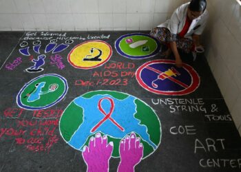 SEORANG petugas kesihatan menyiapkan 'kolam' mengenai Hari AIDS Sedunia di Hospital Gandhi dii Hyderabad, India. - AFP