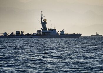 SEBUAH bot peluru berpandu tentera laut Israel melakukan rondaan di Laut Merah, di luar pantai pelabuhan Eliat, di selatan Israel.- AFP