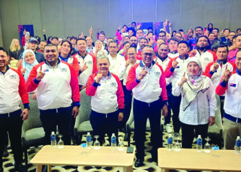 PANDAK Ahmad (tengah) bergambar dengan pengurus dan jurulatih pada Majlis Amanat Ketua Kontinjen Kontinjen Sukma Johor 2024 di Hotel Fraser, Puteri Harbour, Iskandar Puteri.