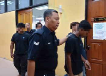 EMPAT remaja lelaki sebelum ini direman selama tiga hari di Mahkamah Majistret Teluk Intan bagi membantu siasatan kes rogol kanak-kanak perempuan berusia 11 tahun. - UTUSAN