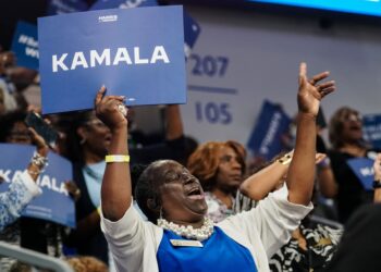 PENYOKONG bersorak semasa perhimpunan kempen untuk Naib Presiden AS dan calon Demokrat 2024, Kamala Harris di Atlanta, Georgia, semalam.- AFP