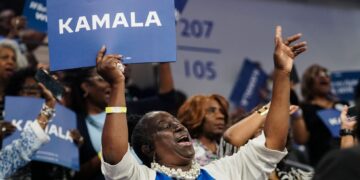 PENYOKONG bersorak semasa perhimpunan kempen untuk Naib Presiden AS dan calon Demokrat 2024, Kamala Harris di Atlanta, Georgia, semalam.- AFP