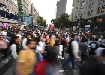 ORANG ramai berjalan di persimpangan jalan Eje Central dan Mandero di pusat bandar Mexico City.- AFP