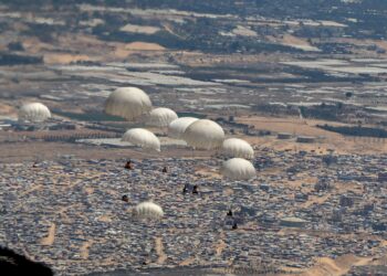 TENTERA Jordan menggugurkan bantuan kemanusiaan dari udara di bahagian di selatan Semenanjung Gaza, Palestin. - AFP