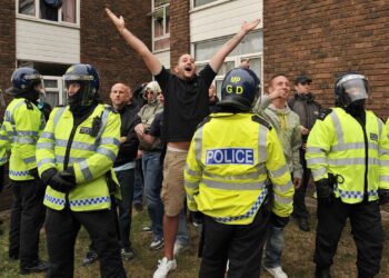 PENDUDUK bukan Islam melancarkan protes di Harrow, utara London. -AFP