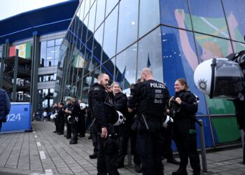 POLIS berkumpul di luar stadium menjelang perlawanan bola sepak UEFA Euro 2024 Kumpulan B antara Sepanyol dan Itali di Arena AufSchalke di Gelsenkirchen, pada 20 Jun 2024.- AFP