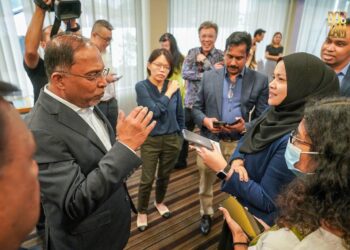 ZAMBRY Abdul Kadir beramah mesra dengan rakan-rakan editor kanan dalam pertemuan Concorde Club, di Kuala Lumpur semalam.