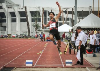 AKSI Abdul Latif Romly ketika meraih emas dalam acara lompat tinggi dalam Kejohanan Olahraga Terbuka Terengganu, semalam.-IHSAN KOM