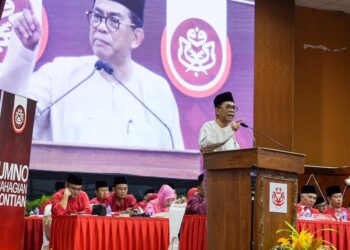 Khaled Nordin ketika merasmikan Mesyuarat Perwakilan UMNO Bahagian Pontian 2024. - FACEBOOK KHALED NORDIN