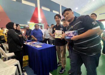 ADAM Adli Abd. Halim (tiga dari kanan) bergambar bersama golongan belia selepas Kembara Jumpa Orang Muda (JOM) di Dewan Katreena Nuraniah Maktab Rendah Sains Mara (MRSM), Arau, Perlis. -UTUSAN/ASYRAF MUHAMMAD