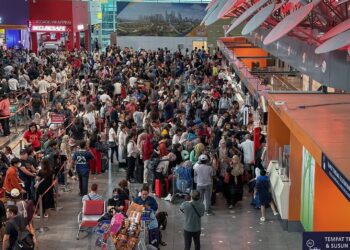 SUASANA sesak di KLIA 2 setakat petang ini kerana gangguan IT yang menjejaskan perkhidmatan di seluruh kaunter daftar masuk di Lapangan Terbang Antarabangsa Kuala Lumpur KLIA2. - UTUSAN/FAIZ ALIF ZUBIR

FOTO - FAIZ ALIF ZUBIR/PEMBERITA - PIXS ONLY