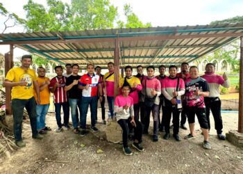 AHMAD Nazrin Abdul Aziz (lima dari kiri) bersama jawatankuasa Pemuda UMNO Bahagian Arau serta penghantar makanan Foodpanda bergotong-royong membina semula pondok rehat yang roboh akibat dihempap pokok di Arau, Perlis semalam.-UTUSAN