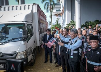 MOHAMAD Hassan melancarkan pelepasan konvoi bantuan kemanusiaan selepas Majlis Pelancaran Inisiatif Kemanusiaan untuk Palestin di Kementerian Luar Negeri di Putrajaya. - UTUSAN/FAIZ ALIF ZUBIR

FOTO - FAIZ ALIF ZUBIR/PEMBERITA - HUSNI