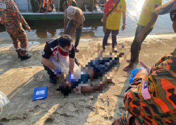 Lelaki ditemukan lemas selepas tergelincir di muara Pantai Bagan Lalang. - FOTO IHSAN BOMBA