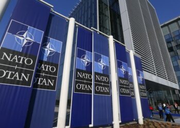 ANGGOTA kakitangan bekerja di Ibu Pejabat NATO di Brussels, Belgium.- AGENSI