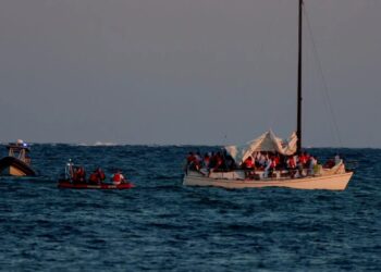 BOT berlepas dari Haiti membawa lebih 80 pendatang menuju ke Turks dan Caicos.- AGENSI