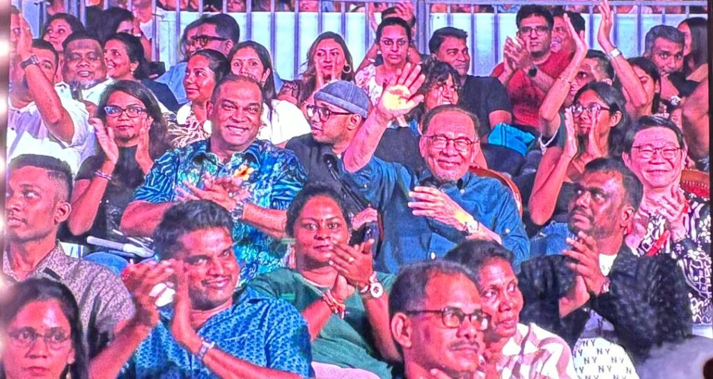 Anwar Ibrahim hadir menyaksikan konsert A.R Rahman