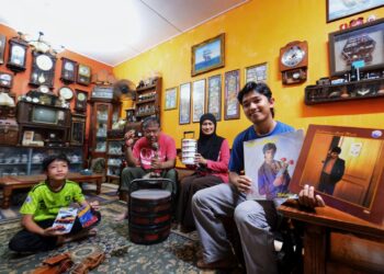 RIDZWAN Darus (dua dari kiri) bersama isteri dan anak-anaknya menunjukkan koleksi pelbagai barangan termasuk barangan antik yang dikumpulnya ketika ditemui Utusan Malaysia di rumahnya di Taman Panchor Jaya, Seremban. – UTUSAN/MOHD. SHAHJEHAN MAAMIN