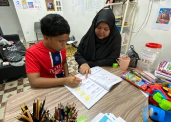 PUTERI Noor Ashikin Abdullah bersama adiknya Putera Shahrul Qusyairi yang merupakan OKU Disleksia di rumah sewanya di Flat Mantin, Seremban. – UTUSAN/NOR SHAFAWATI YUP.