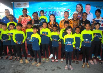 Hannah Yeoh bergambar kenangan bersama kanak-kanak berpakaian sut renang selepas merasmikan pelancaran Program Kemahiran Latihan Asas Sukan: Renang 
(KLAS Renang) Peringkat Parlimen Kota Melaka di RNJ Swimming Academy di Kota 
Laksamana. UTUSAN/AMRAN MULUP