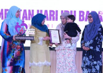 KHAIRIN-NISA Ismail (dua dari kiri) menyampaikan sijil Modul Keluarga Sakinah kepada seorang penerima pada Sambutan Hari Ibu Bapa Peringkat Negeri Johor  2024 di Dewan Utama Majlis Bandaraya Iskandar Puteri (MBIP) di Iskandar Puteri, Johor Bahru.